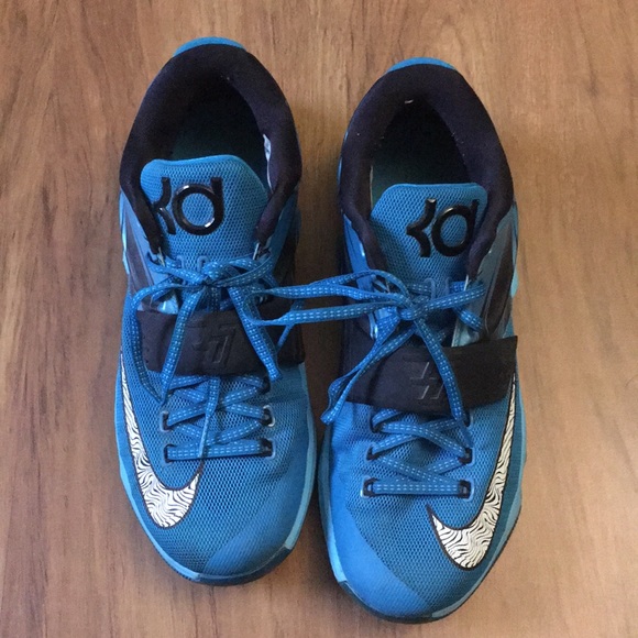 Shoes - Blue low top kd’s